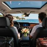 Voyageur de Taxi Saint-Tropez profitant d'une balade luxueuse dans une berline élégante, admirant des vues pittoresques sur la côte et les monuments.